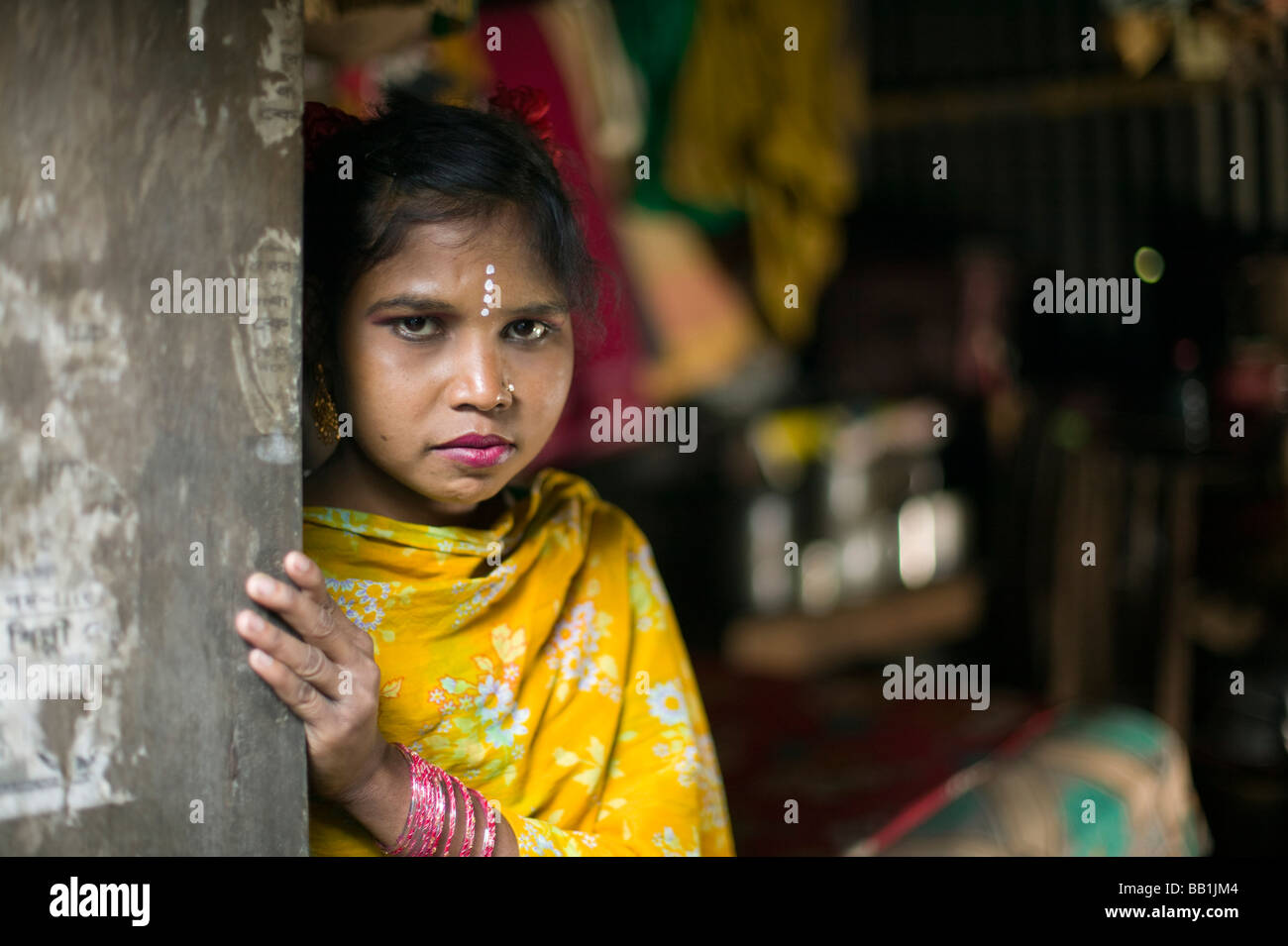 Mujer joven en el burdel Tangail, Bangladesh. Foto de stock