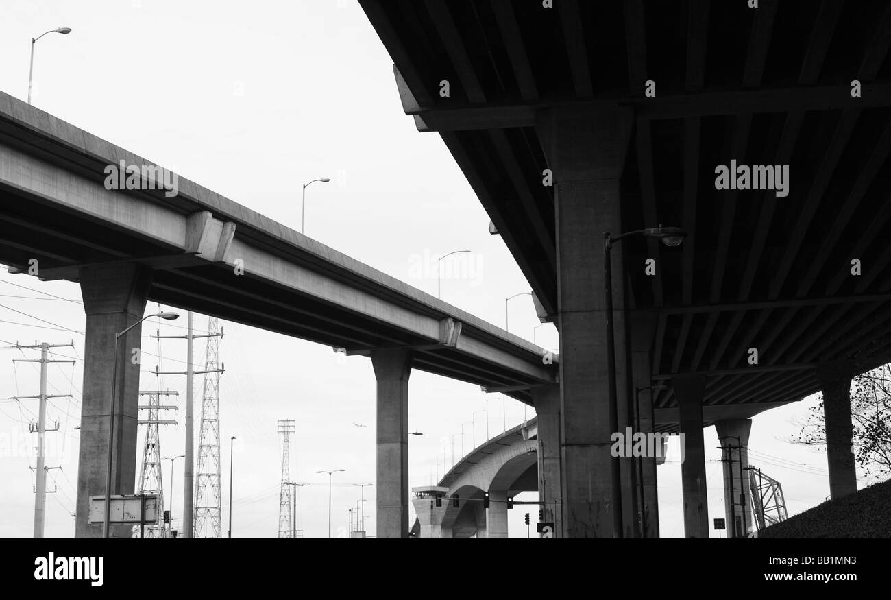 Los niveles elevados de Freeway West Seattle y una rampa de salida tal como se ve desde abajo, Seattle, WA, EE.UU. Foto de stock