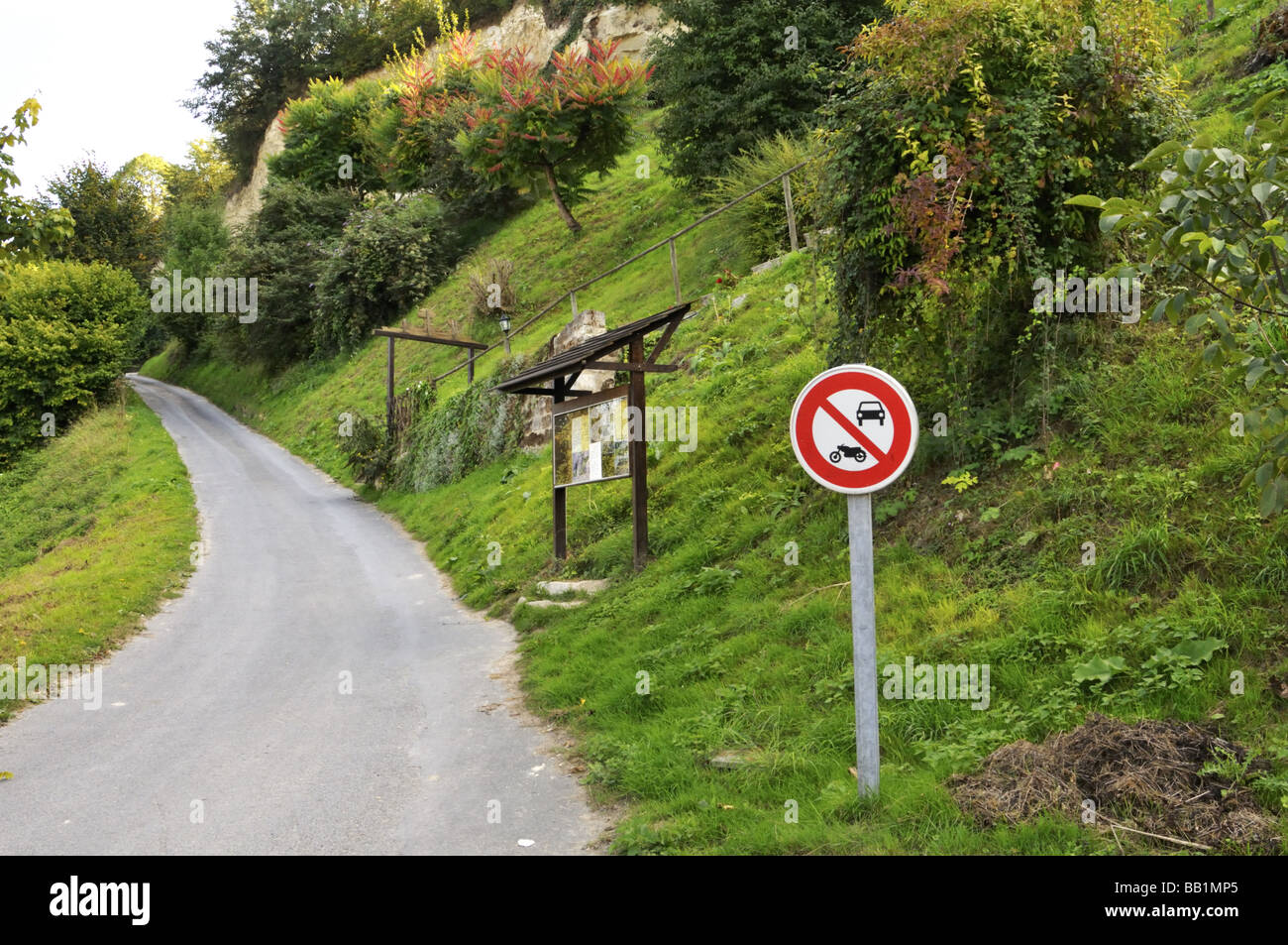 Firmar Prohíben coches y motos en un estrecho camino montañoso Valle del Loira Francia Foto de stock