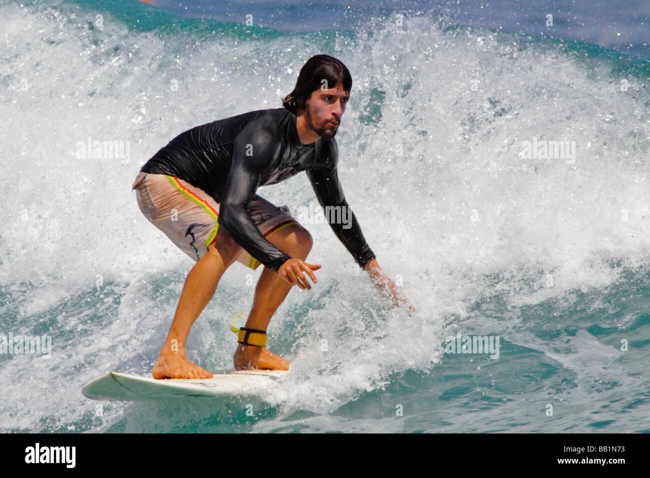 Surfer montando una onda apagada Ho okipa Beach Maui EE.UU. Foto de stock