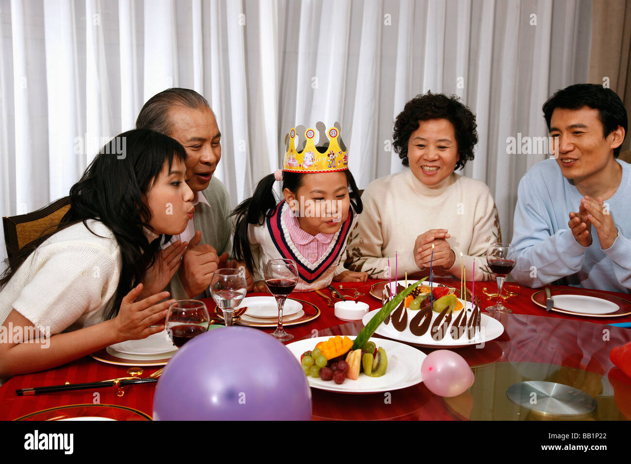 Familia china tener fiesta de cumpleaños,China Fotografía de stock - Alamy