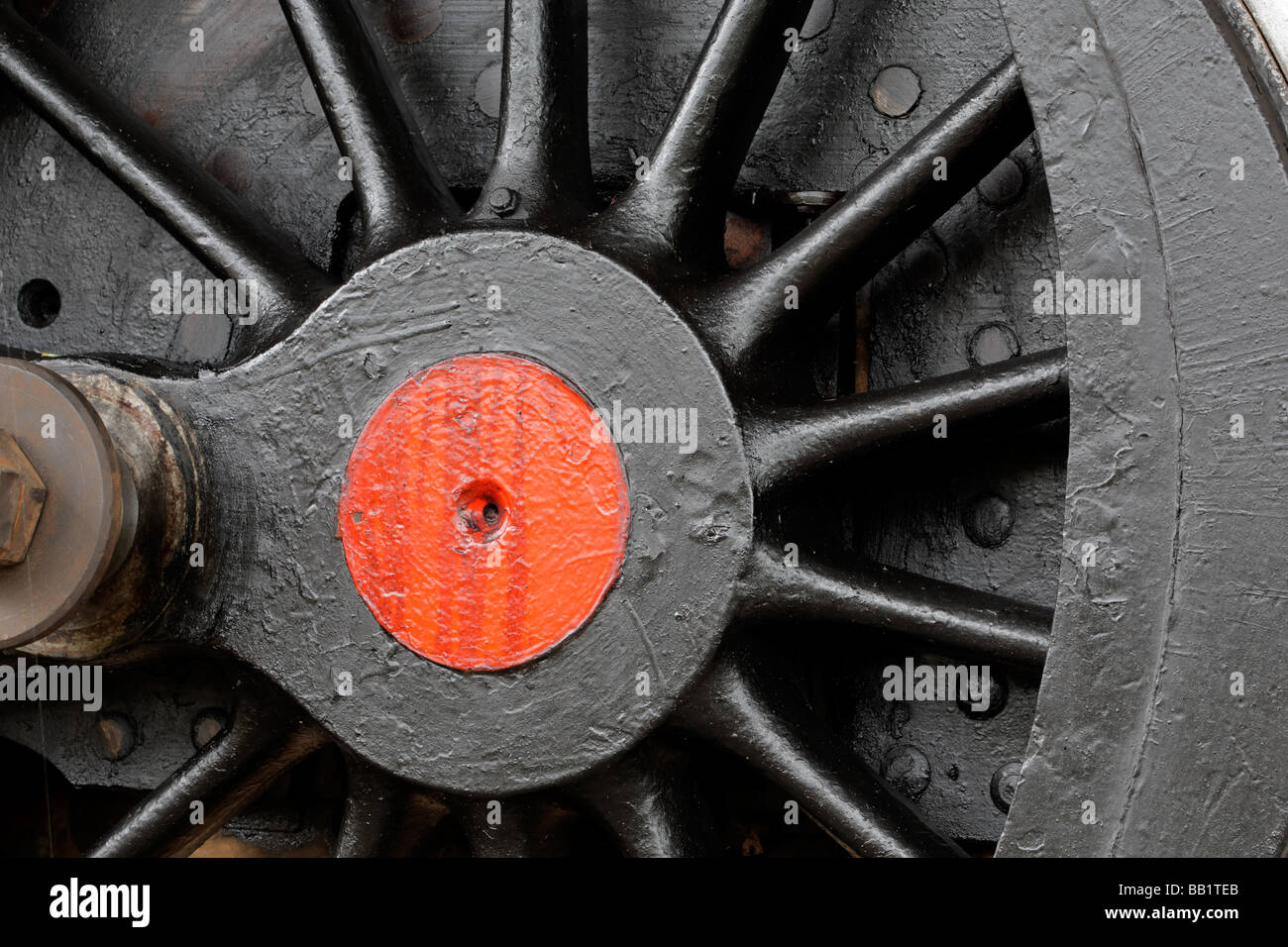 Cerca de una de las ruedas de una locomotora de vapor vintage Foto de stock