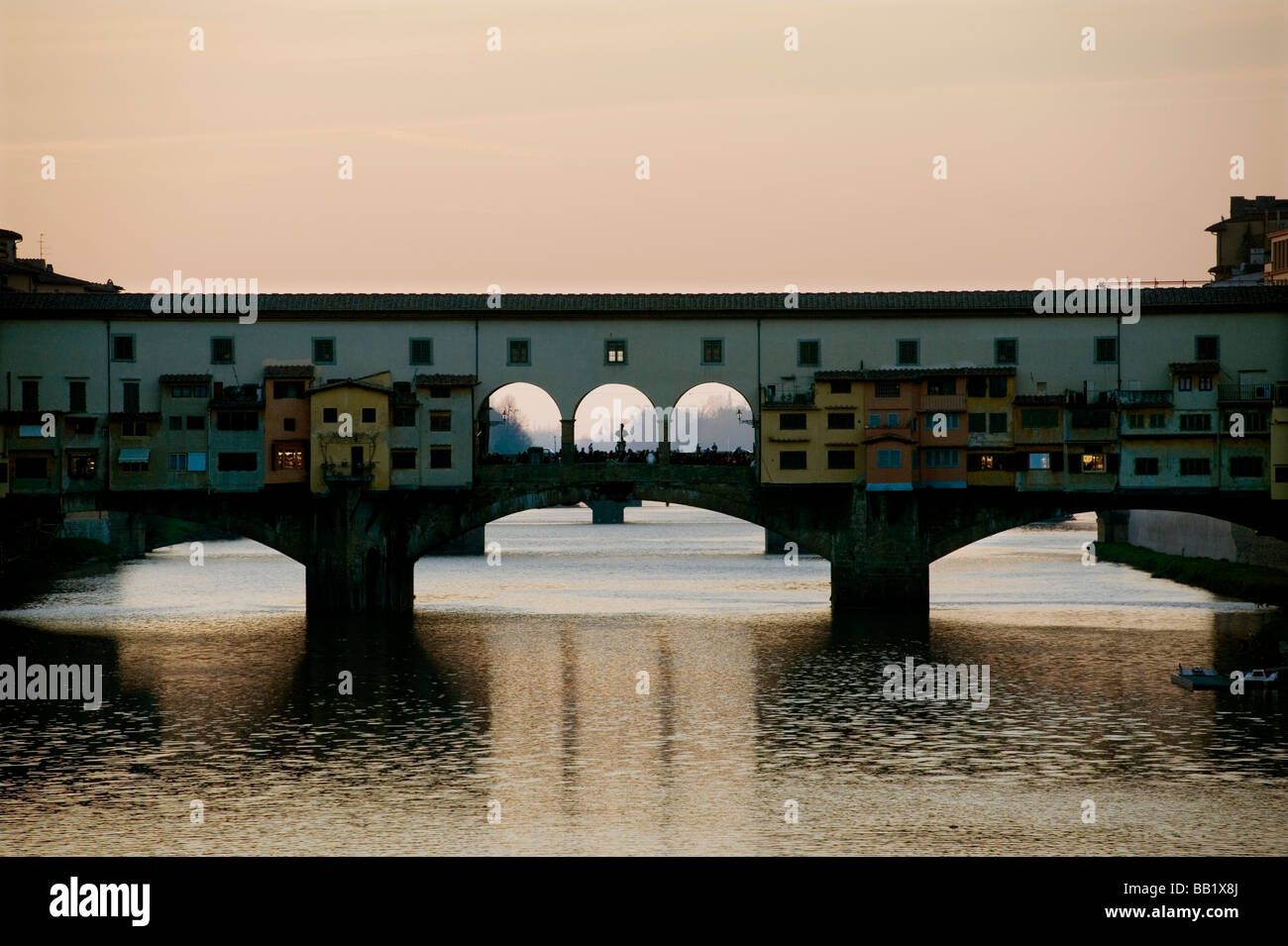 Ponte Vecchio anochecer Arno, Florencia Italia Toscana Toscana Cultura Arte Renacentista Foto de stock