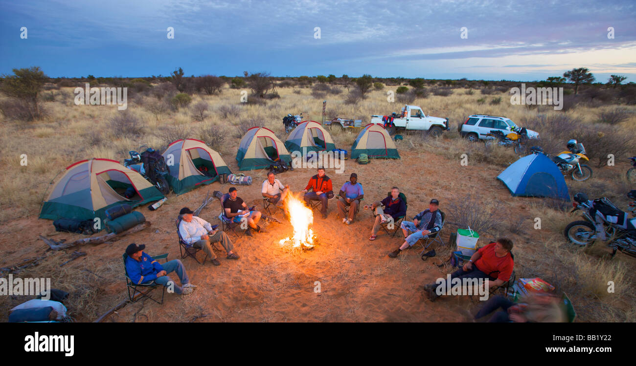 Los hombres se sientan alrededor del fuego fotografías e imágenes de alta  resolución - Alamy