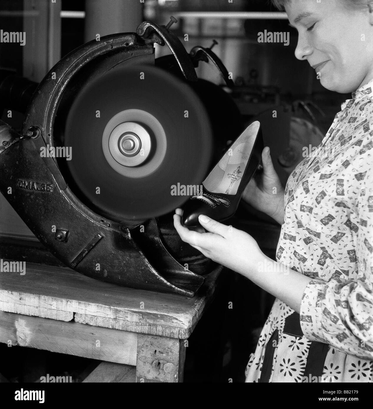 Pulido de un trabajador del zapato de dama en una fábrica de calzado, Leicester, c. 1959 Foto de stock