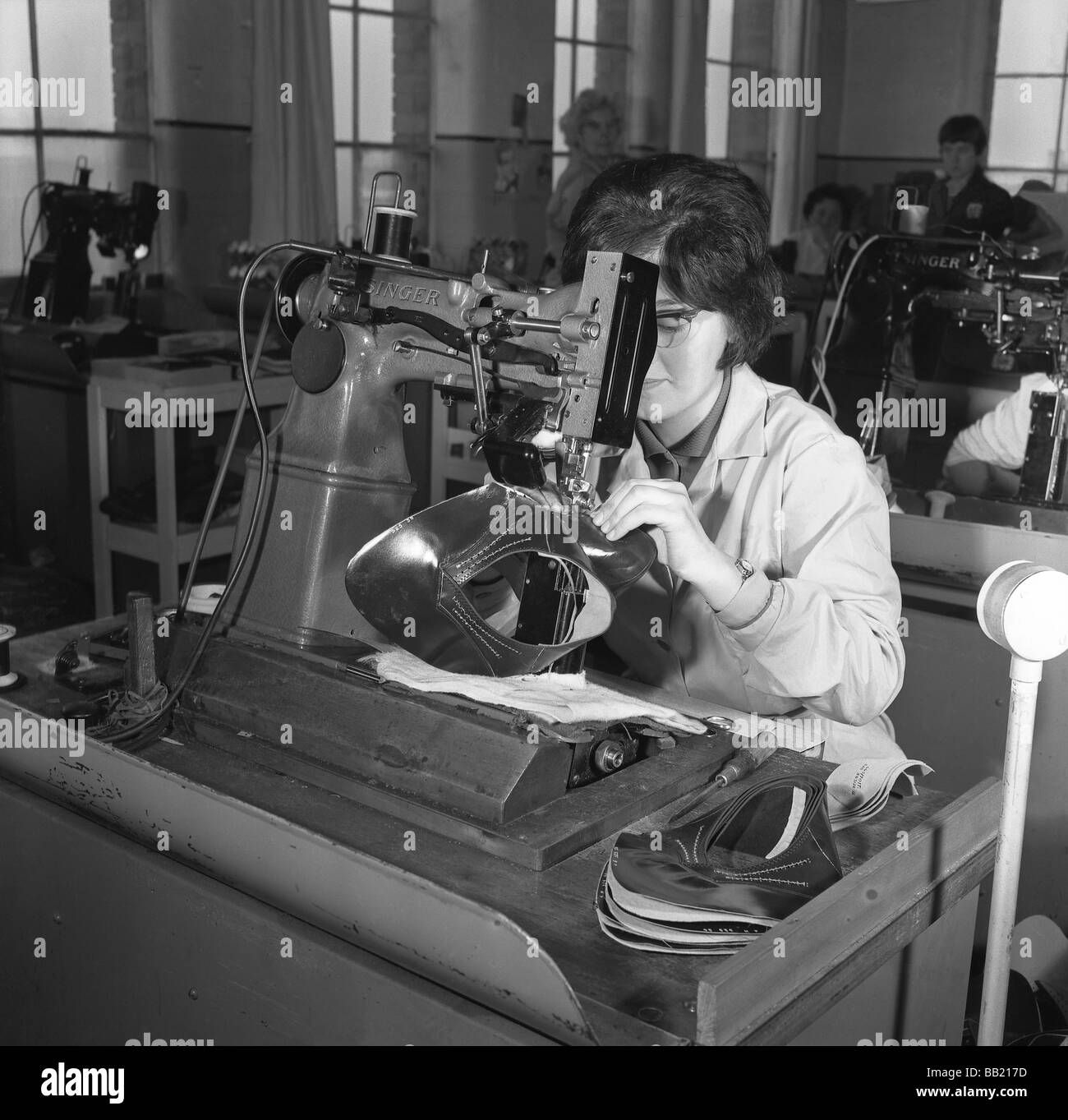 Coser un trabajador del zapato de dama en una fábrica de calzado, Leicester, c. 1959 Foto de stock