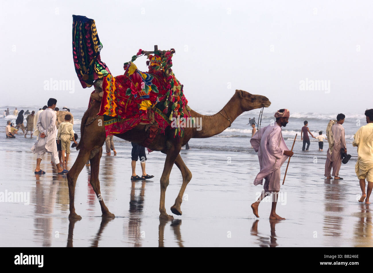 S pakistaníes disfrutando de los camellos y el mar en la playa de Clifton, Karachi, Pakistán Foto de stock