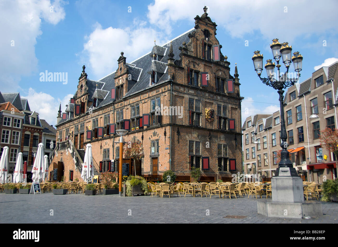 Europa, Países Bajos, Gelderland, Nijmegen, Grote Markt, Waag o Waaghouis pesan, La casa fue construida en 1612 Foto de stock