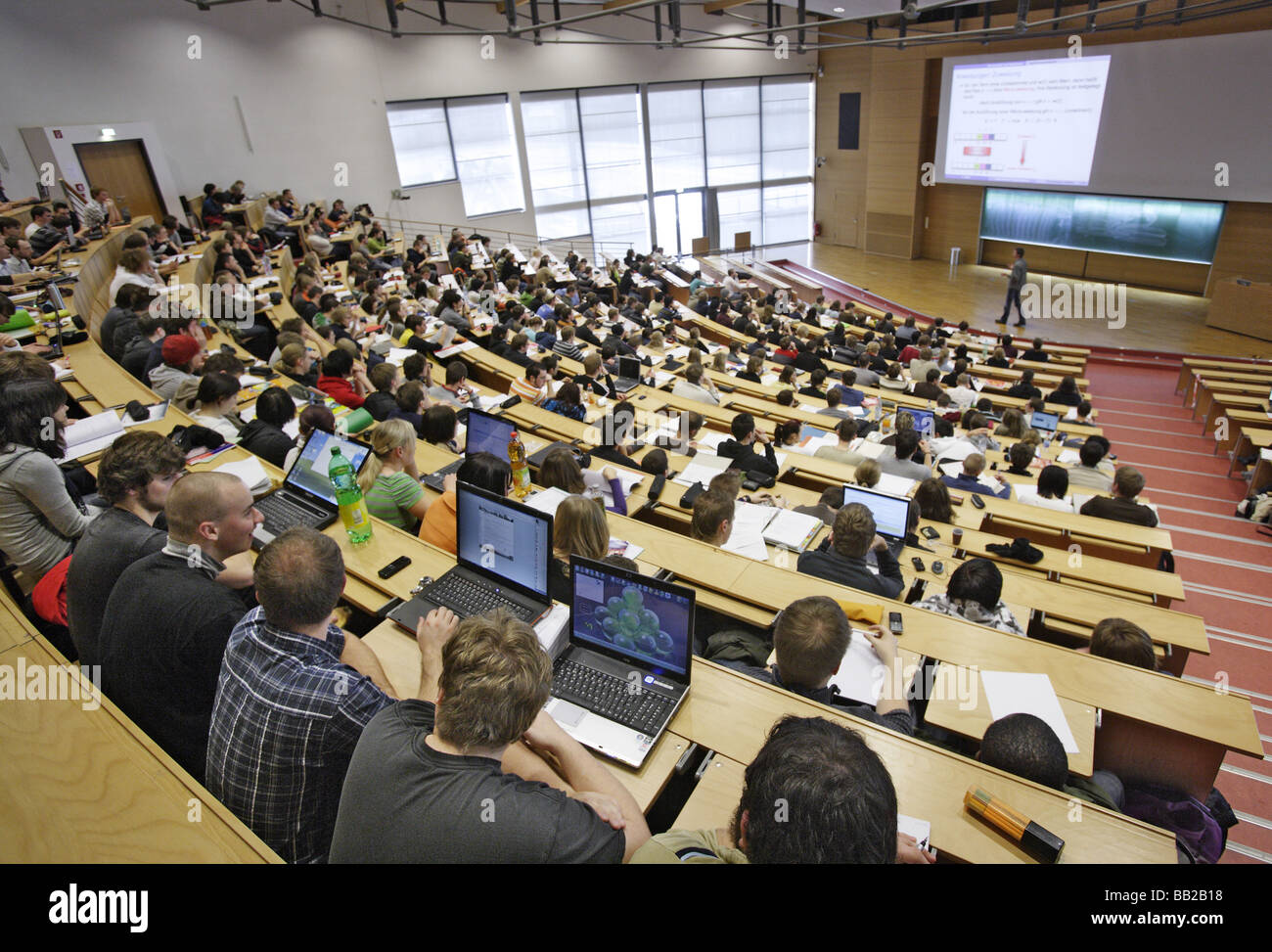 Audimax mit Studenten an der Technischen Universitaet en Ilmenau Deutschland Estudiantes en aula en la Universidad Técnica de Foto de stock