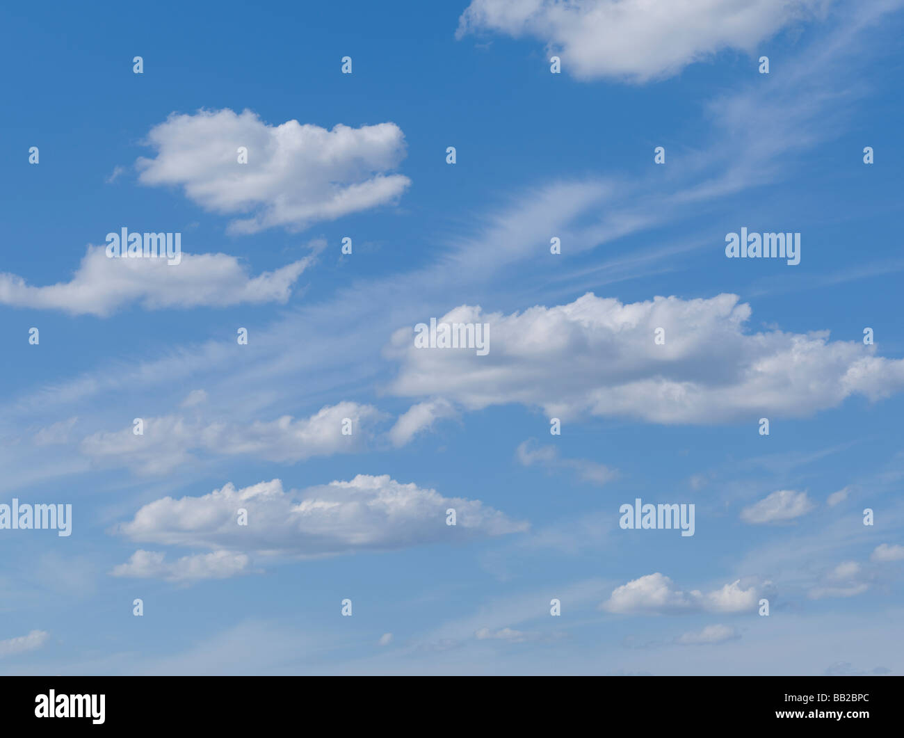 Cielo azul con nubes hinchadas Foto de stock