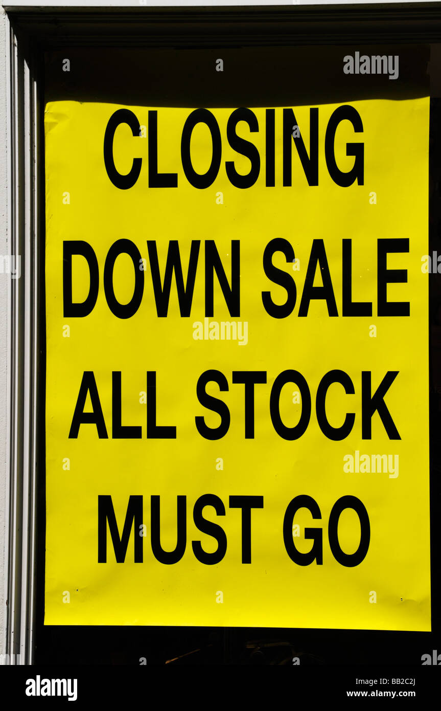"El cierre de la venta todas las existencias deben ir ' anuncio en tienda de zapatos, ventana, Cambridge, Inglaterra Foto de stock