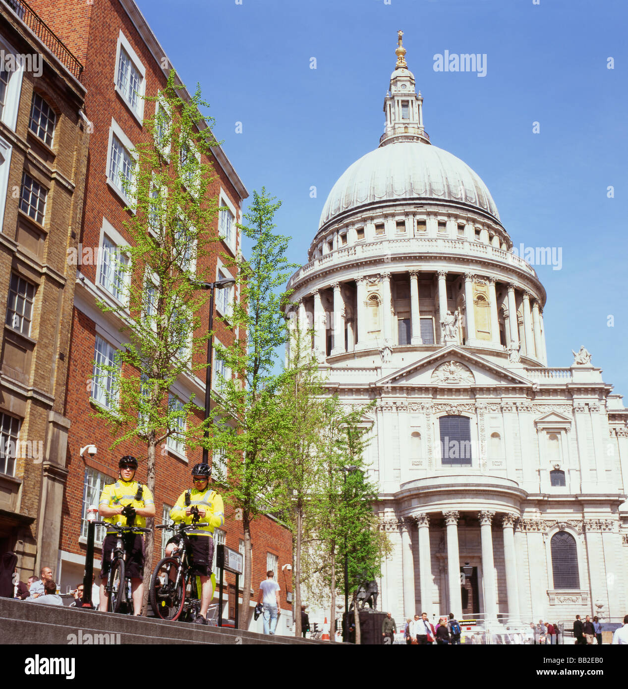 El apoyo de la comunidad policías en bicicleta cerca de la Catedral de San Pablo, Londres, Inglaterra 2009 Foto de stock