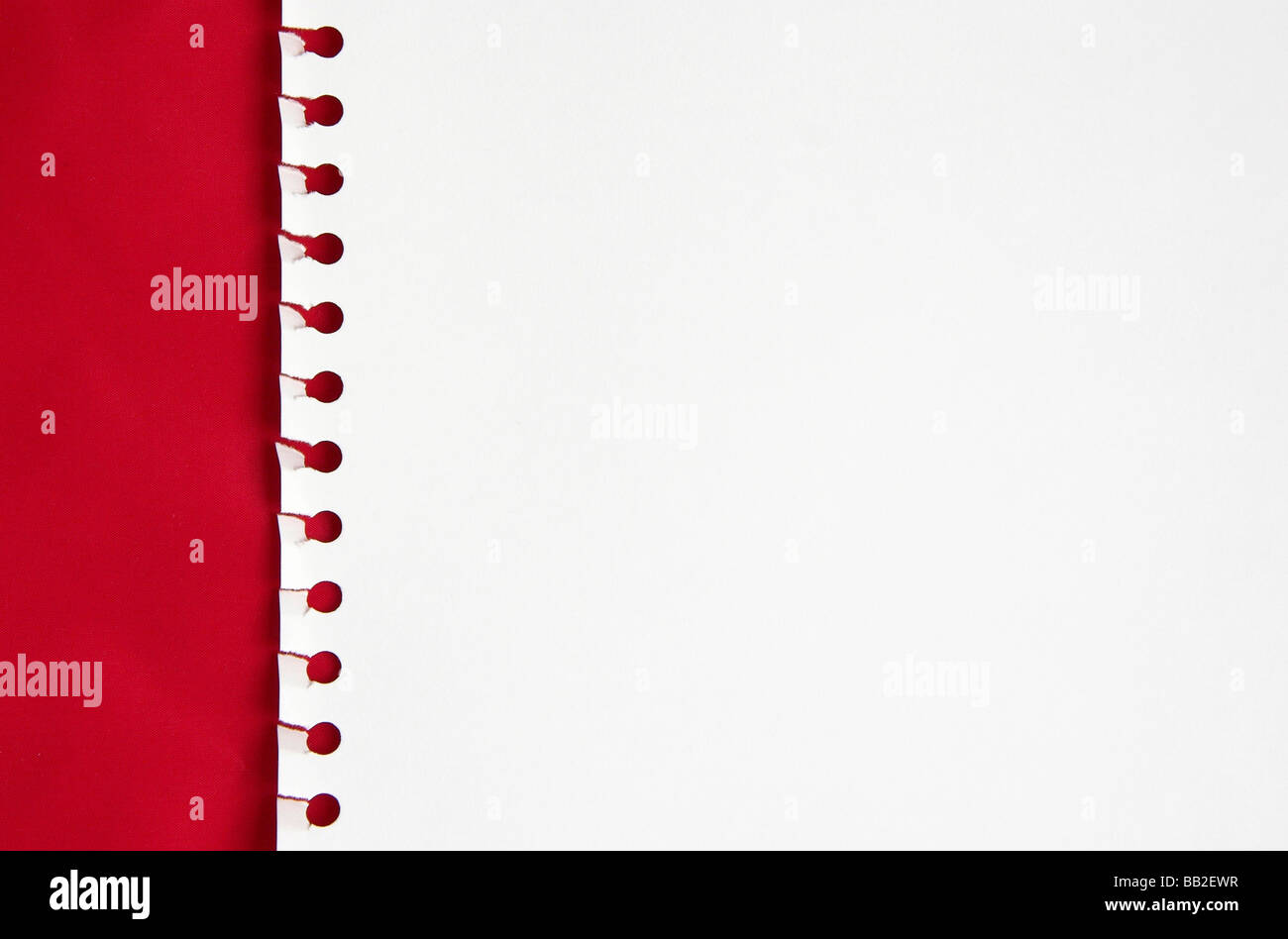 Libro blanco en un fondo rojo. Foto de stock