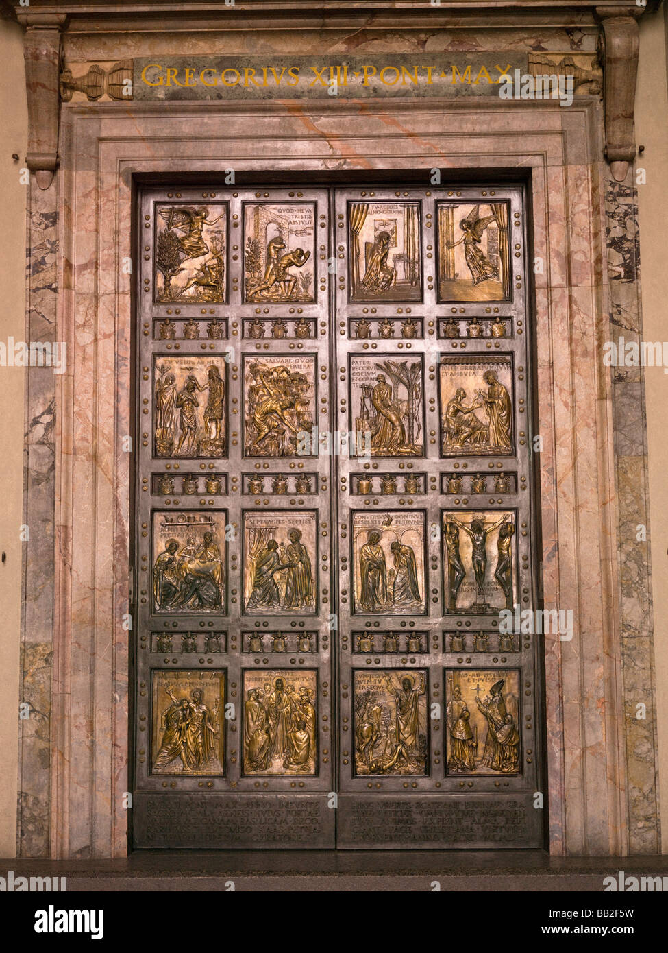 La Puerta santa en la Basílica de San Pedro, Vaticano, Roma, Italia  Fotografía de stock - Alamy