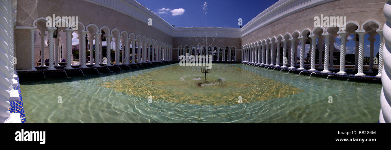 Piscina con fuente del sultán Omar Ali Saifuddien Mezquita,Bandar Seri Begawan, Brunei, Borneo, Malasia,Asia Foto de stock