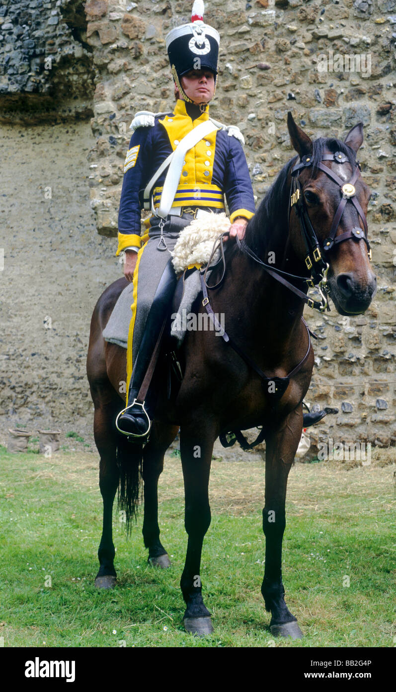 Hussar 1815 reproducciones históricas del soldado del regimiento de dragoon caballo montado a caballo traje militar uniforme de principios del siglo XIX Foto de stock