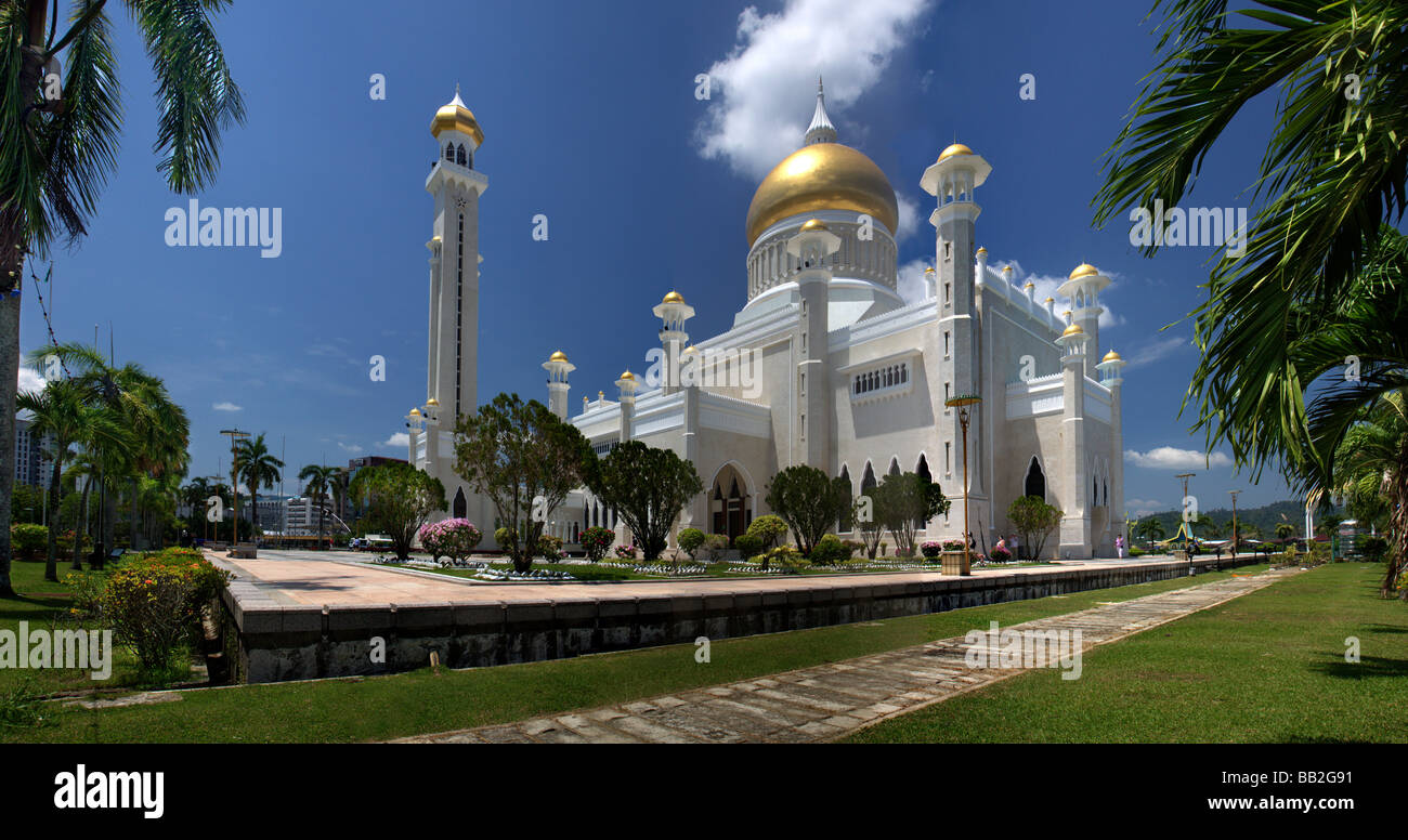 Jardín del sultán Omar Ali Saifuddien Mezquita,Bandar Seri Begawan, Brunei, Borneo, Malasia,Asia, Mezquita en Brunei Foto de stock