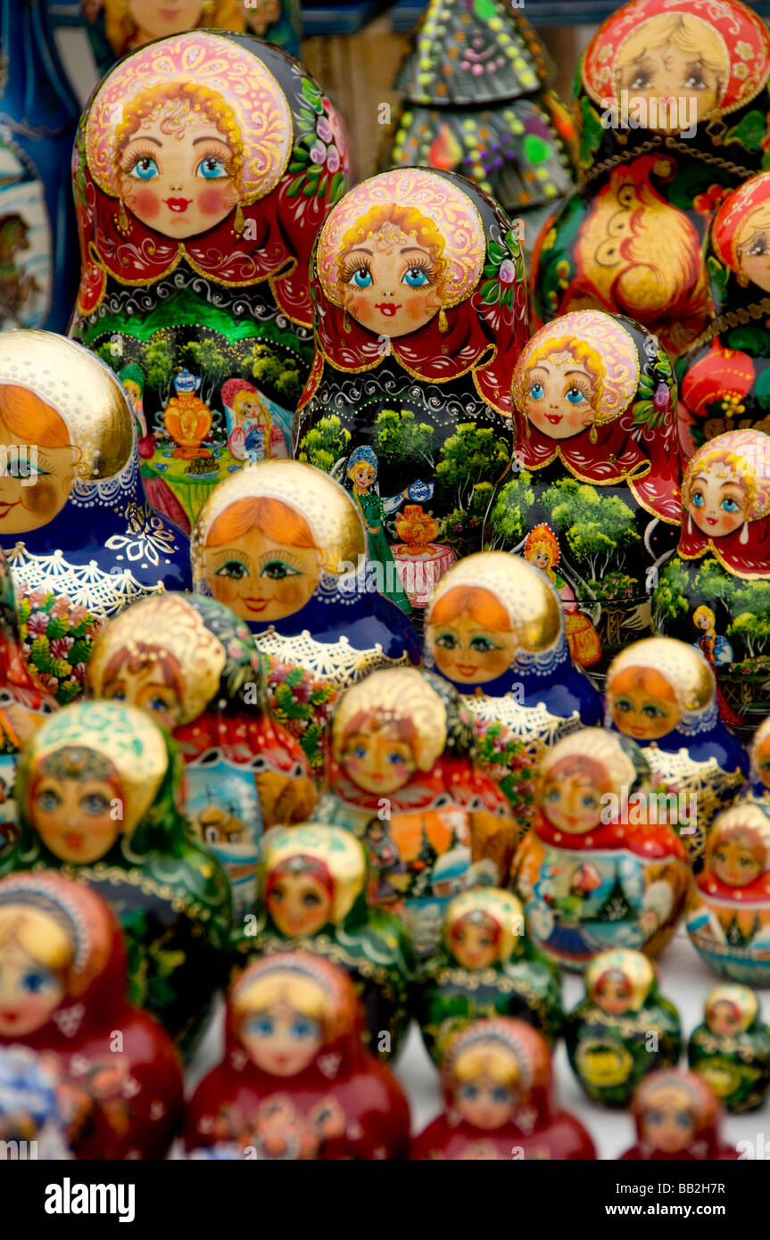 Rusia, Moscú. Artesanías típicas rusas, muñecas matryoshka Fotografía de  stock - Alamy