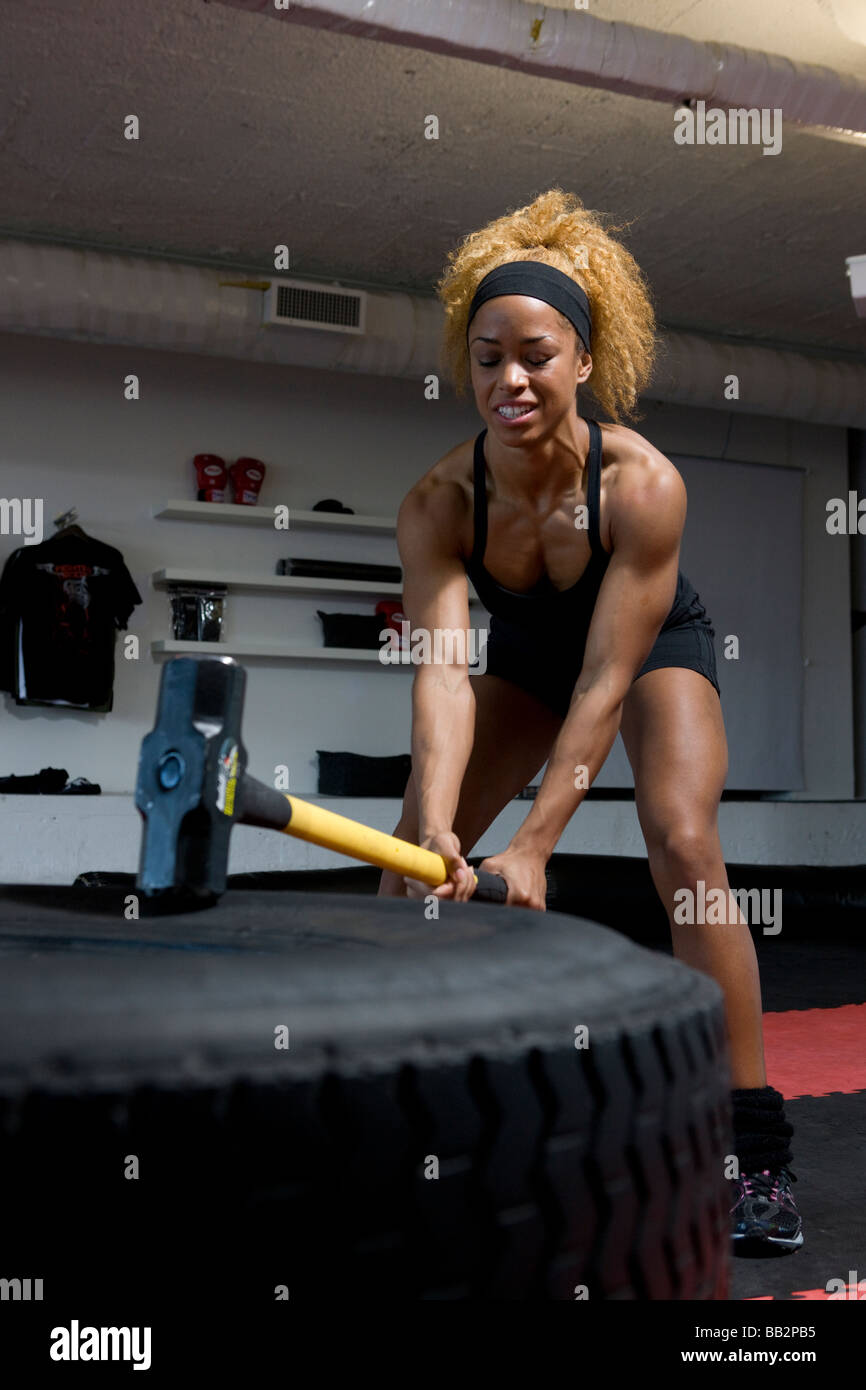 Colocar chica arrojando un martillo de lodos para un entrenamiento básico Foto de stock