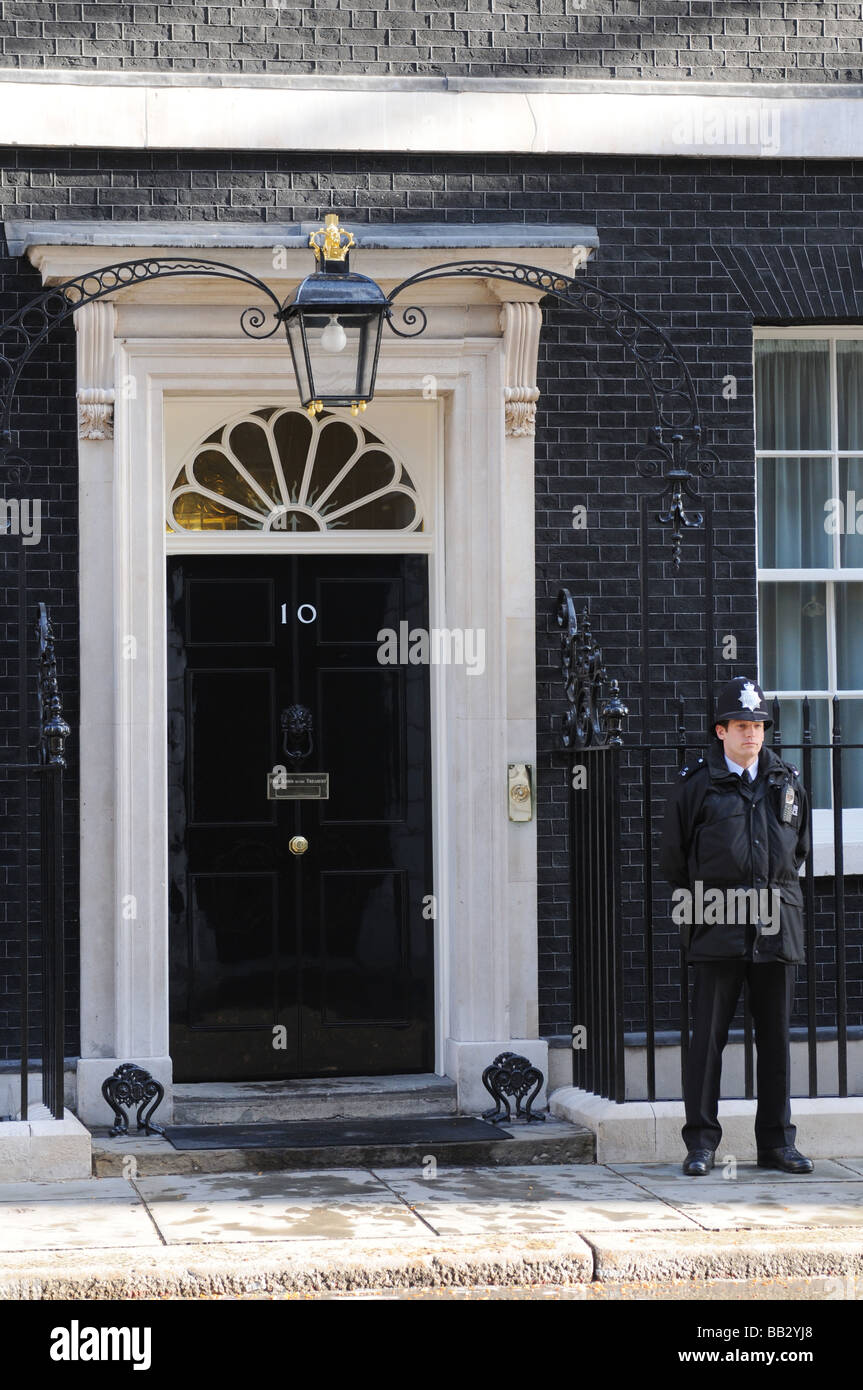 La puerta frontal del número 10 de Downing Street Foto de stock