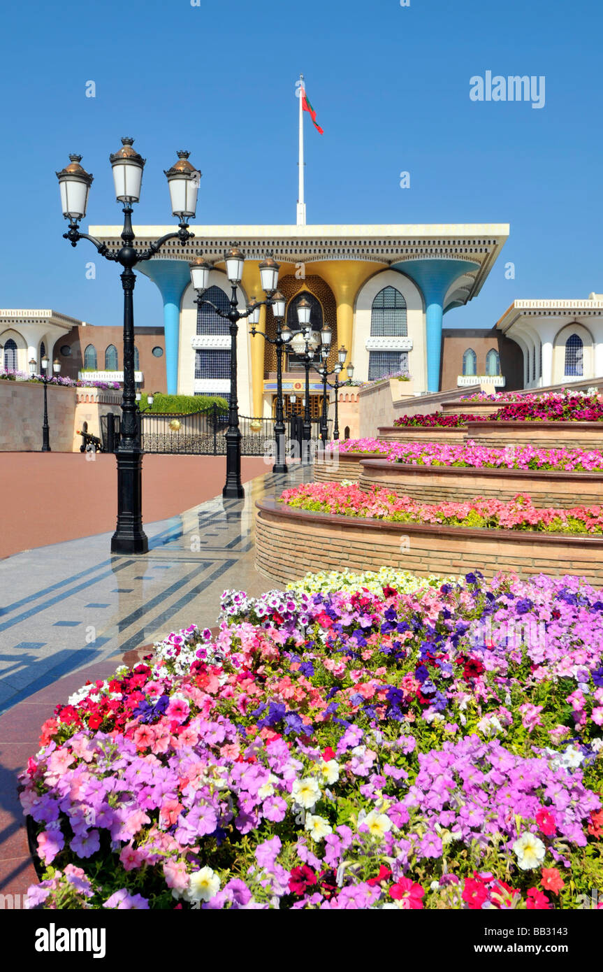 Muscat Oman El opulento Palacio de los Sultanes de Al Alam y el colorido lecho de flores en la Península Arábiga de Asia Foto de stock