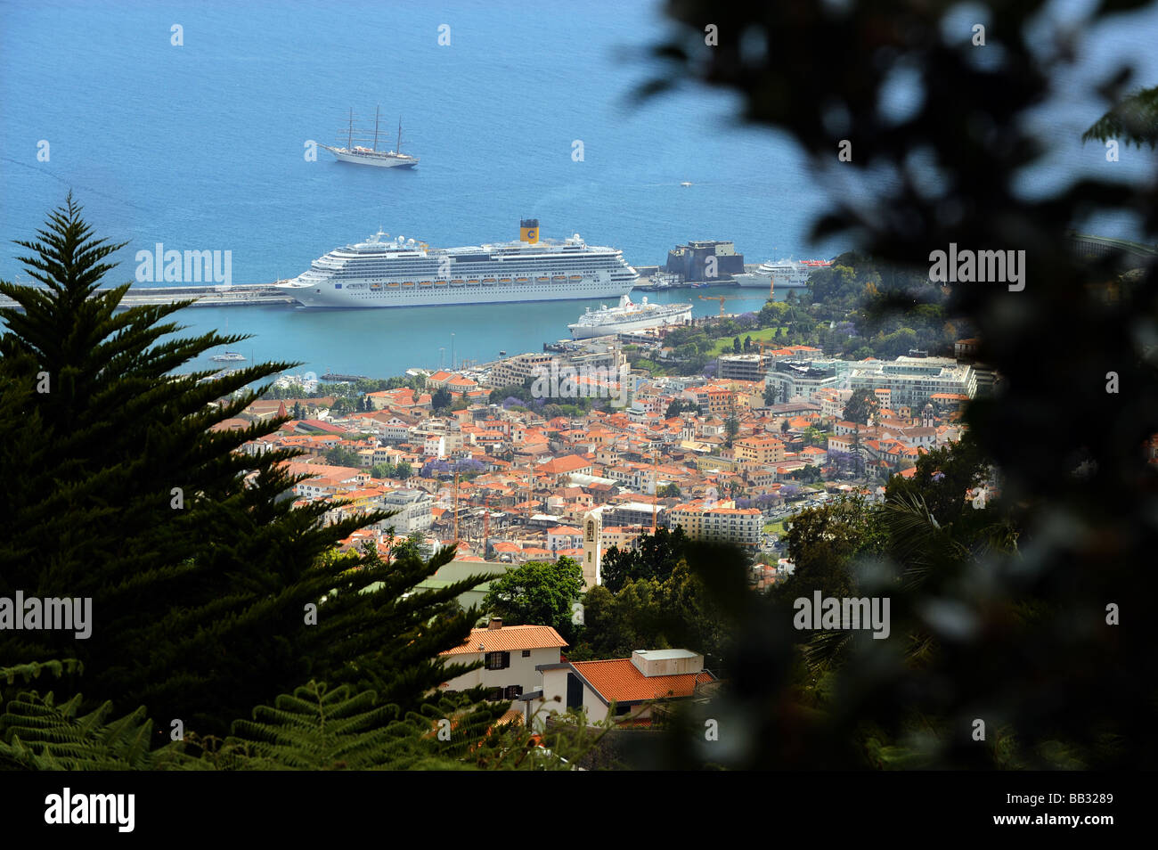 Vista de la de Funchal, la capital y principal puerto de Madeira. Foto de stock