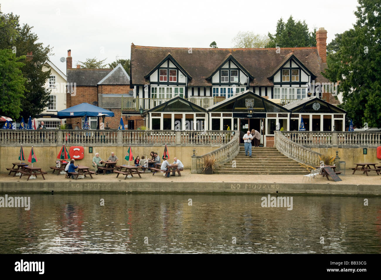 El Boathouse pub sobre el río Támesis en Wallingford, Oxfordshire, Inglaterra Foto de stock