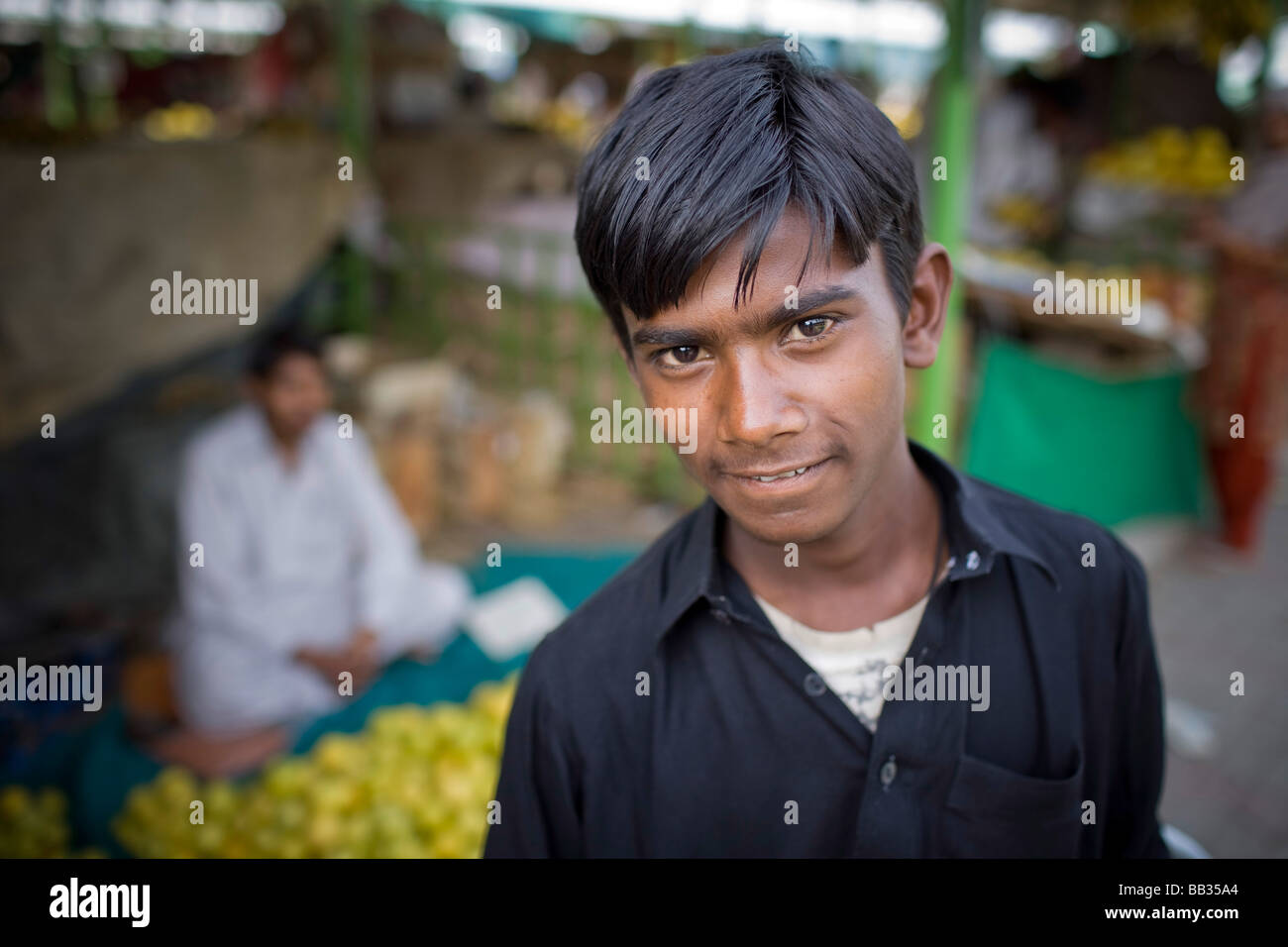 Joven en el Bazar Itwar en Islamabad Foto de stock
