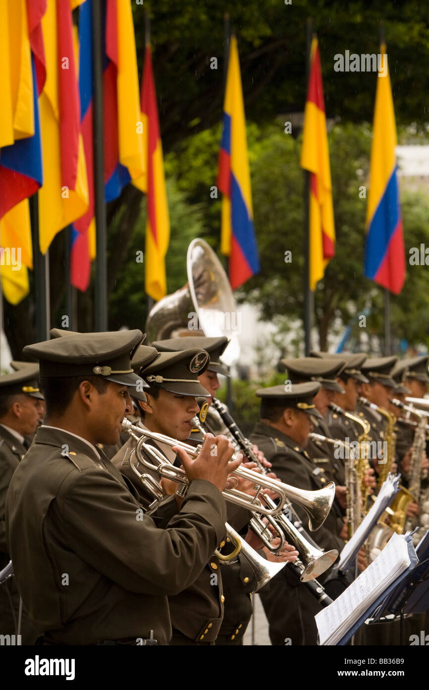 Reproduce música de banda militar bajo banderas de Ecuador, Cuenca, Ecuador,  América del Sur. Cuenca es un sitio del Patrimonio Mundial de la UNESCO  Fotografía de stock - Alamy