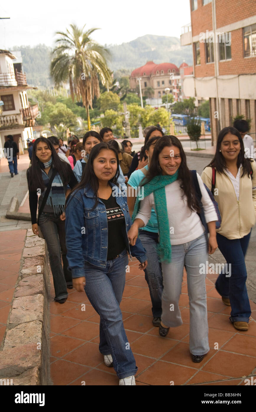 Mujeres adolescentes caminando por la calle, Cuenca, Ecuador, Sudamérica  Fotografía de stock - Alamy