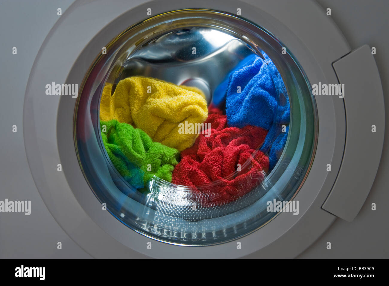 Servicio de lavandería lavadora ciclo de lavado limpiador limpia llevar  ropa casual de toalla de rizo en el interior de color rojo color amarillo  verde Fotografía de stock - Alamy