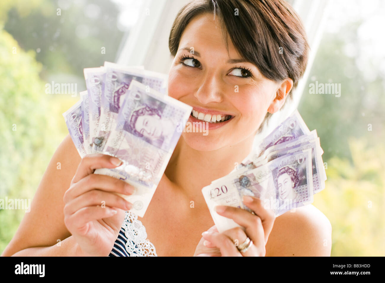 Chica con dinero en efectivo Foto de stock