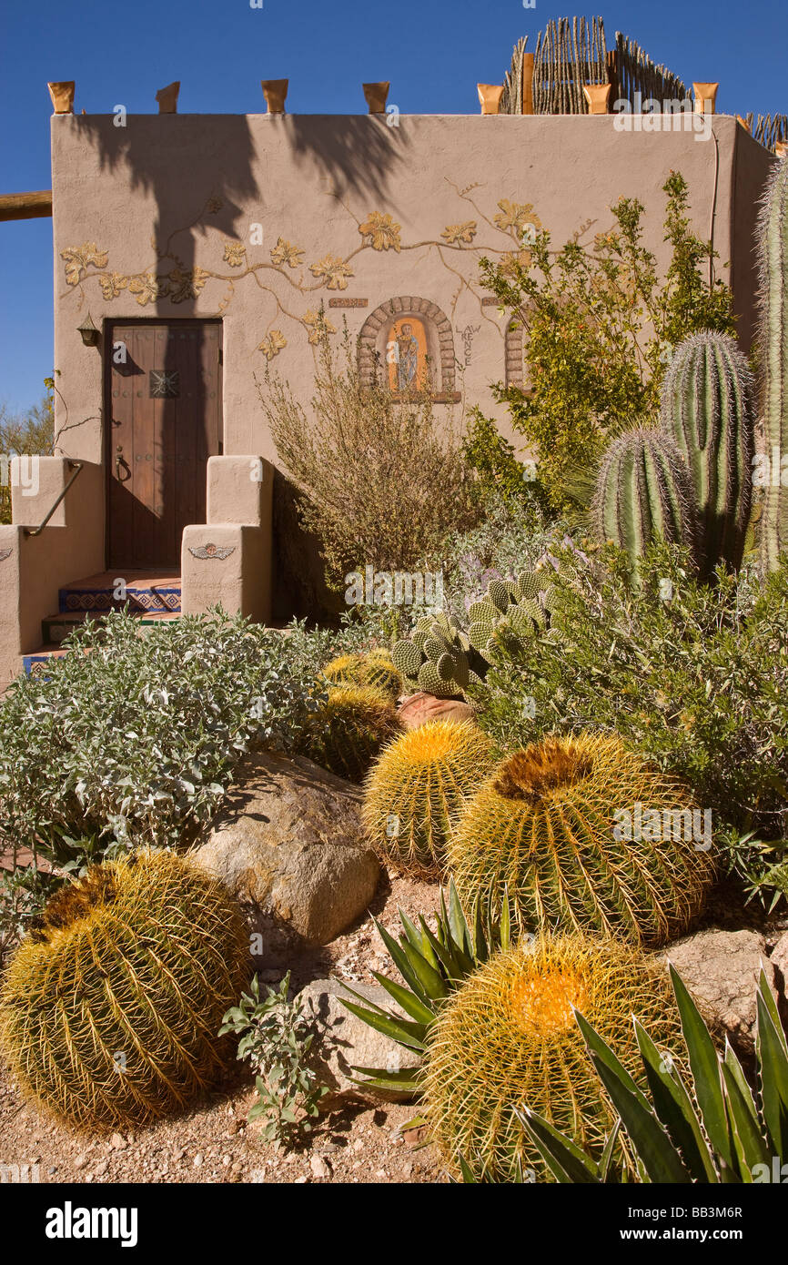 Tucson, Arizona, EE.UU. Vista de Hacienda Del Sol Guest Ranch Resort con jardín de cactus. Foto de stock
