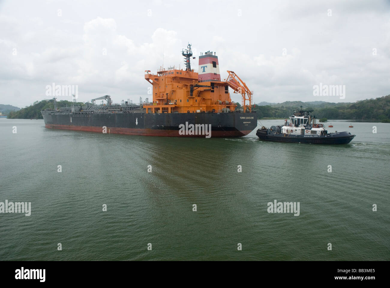 Un buque de carga que pasa a través del Lago Gatún en el Canal de Panamá Foto de stock