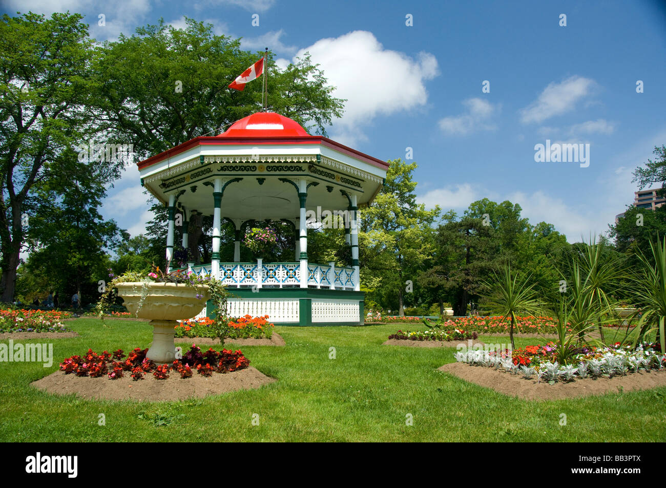 Canadá, Halifax, Nova Scotia, jardines públicos. Ciudad histórica victoriana jardín creado en 1836, gazebo tradicional. Foto de stock