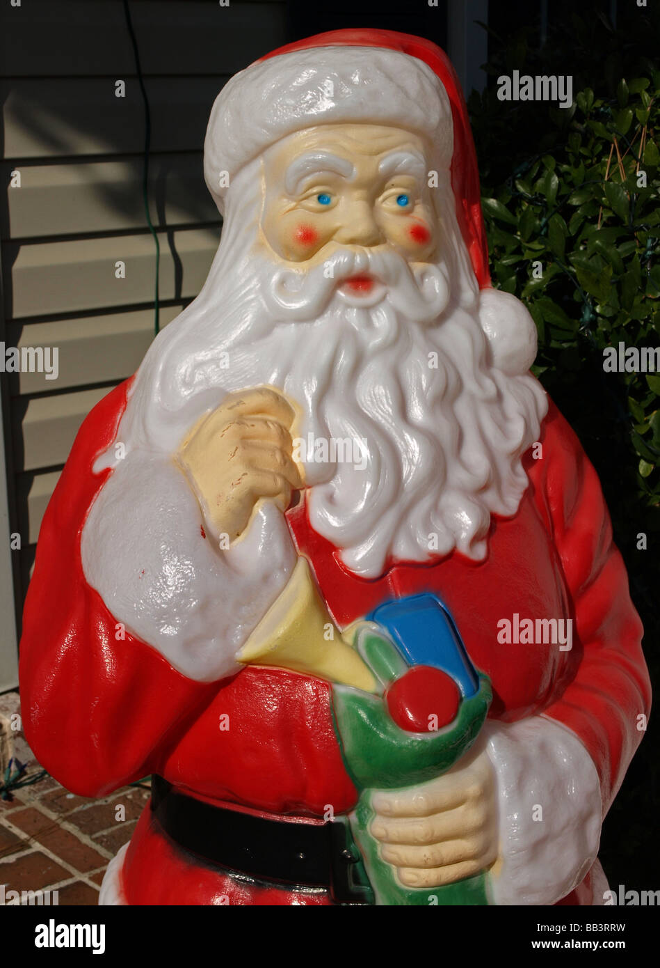 Estatua de plástico de santa claus life-tamaño de cintura para arriba con  chaqueta roja y blanca bigotes Fotografía de stock - Alamy
