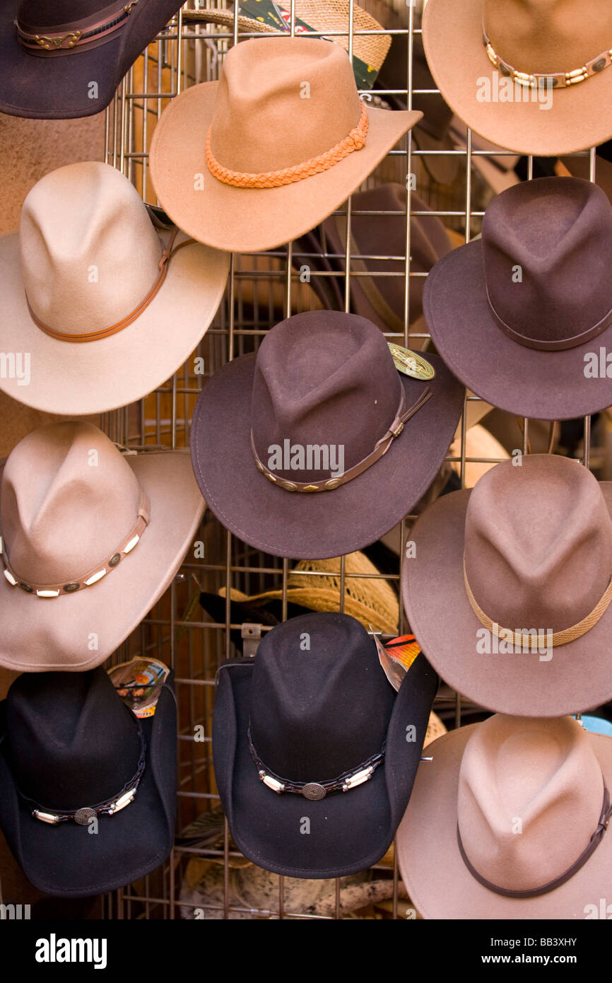 NA, ESTADOS UNIDOS, Nuevo México, Santa Fe, Plaza, sombreros de vaqueros en  la pantalla (RF Fotografía de stock - Alamy