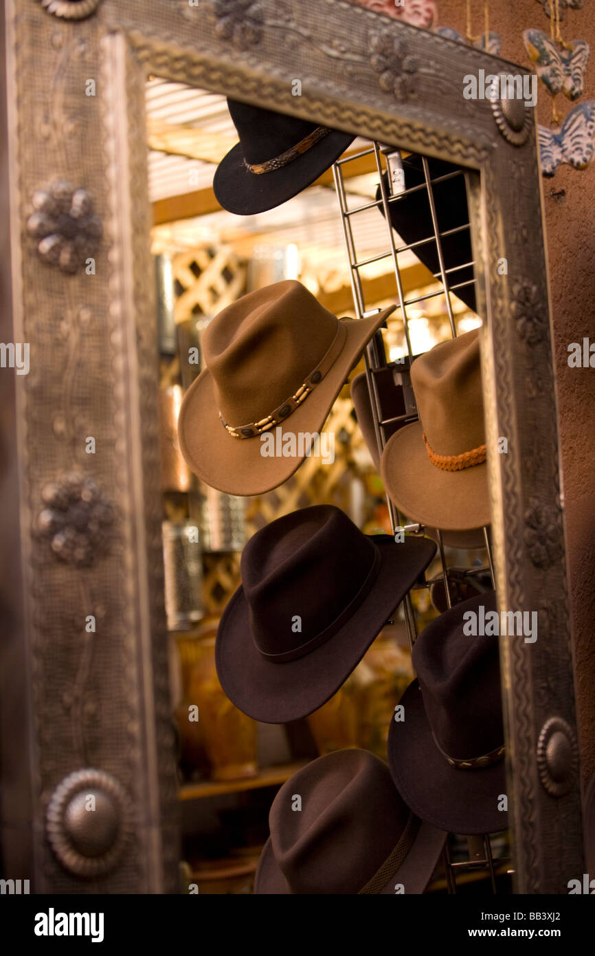 ESTADOS UNIDOS, Nuevo México, Santa Plaza, sombreros de vaqueros en la pantalla se reflejan los espejos decorativos (RF Fotografía de stock Alamy
