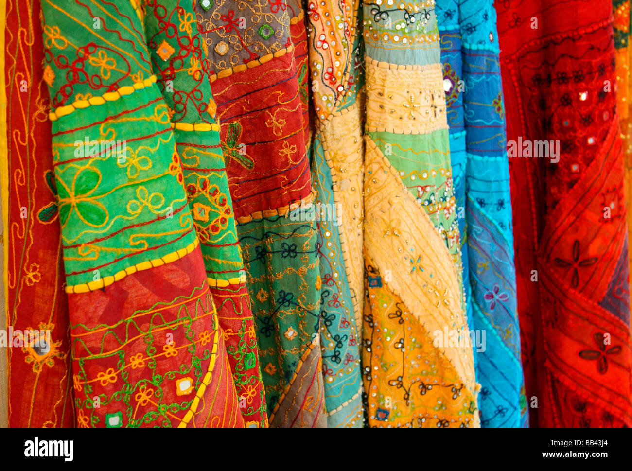 Tejidos bordados colgando en un puesto en el mercado en Antalya, Turquía Foto de stock