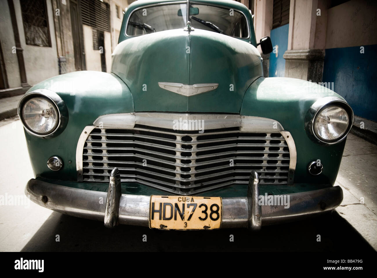 Frontal de Chevy viejo coche aparcado en una calle angosta, La Habana, Cuba. Foto de stock