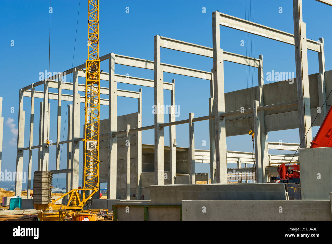 Sitio en construcción sitio en construcción planta esqueleto Estructura de acero cromado works House es un edificio nuevo y moderno que la inversión industr Foto de stock