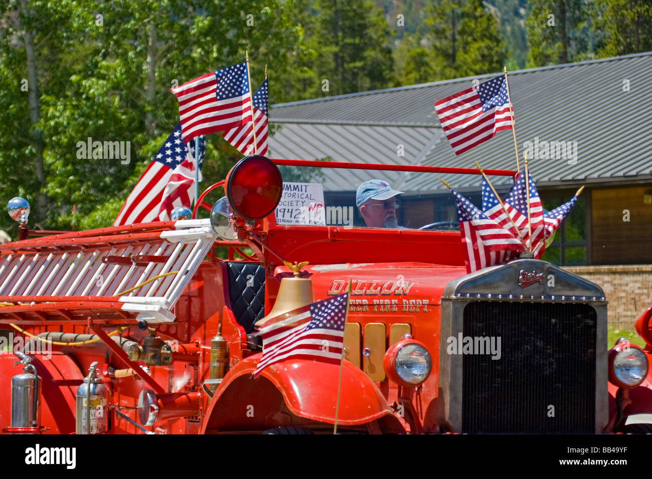 Frisco, Colorado, EE.UU. Sterling vintage hombre conduce un camión de bomberos en julio cuarto desfile. Foto de stock
