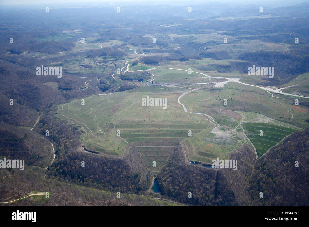 Vista aérea de la cima la extracción minera de carbón en West Virginia Foto de stock
