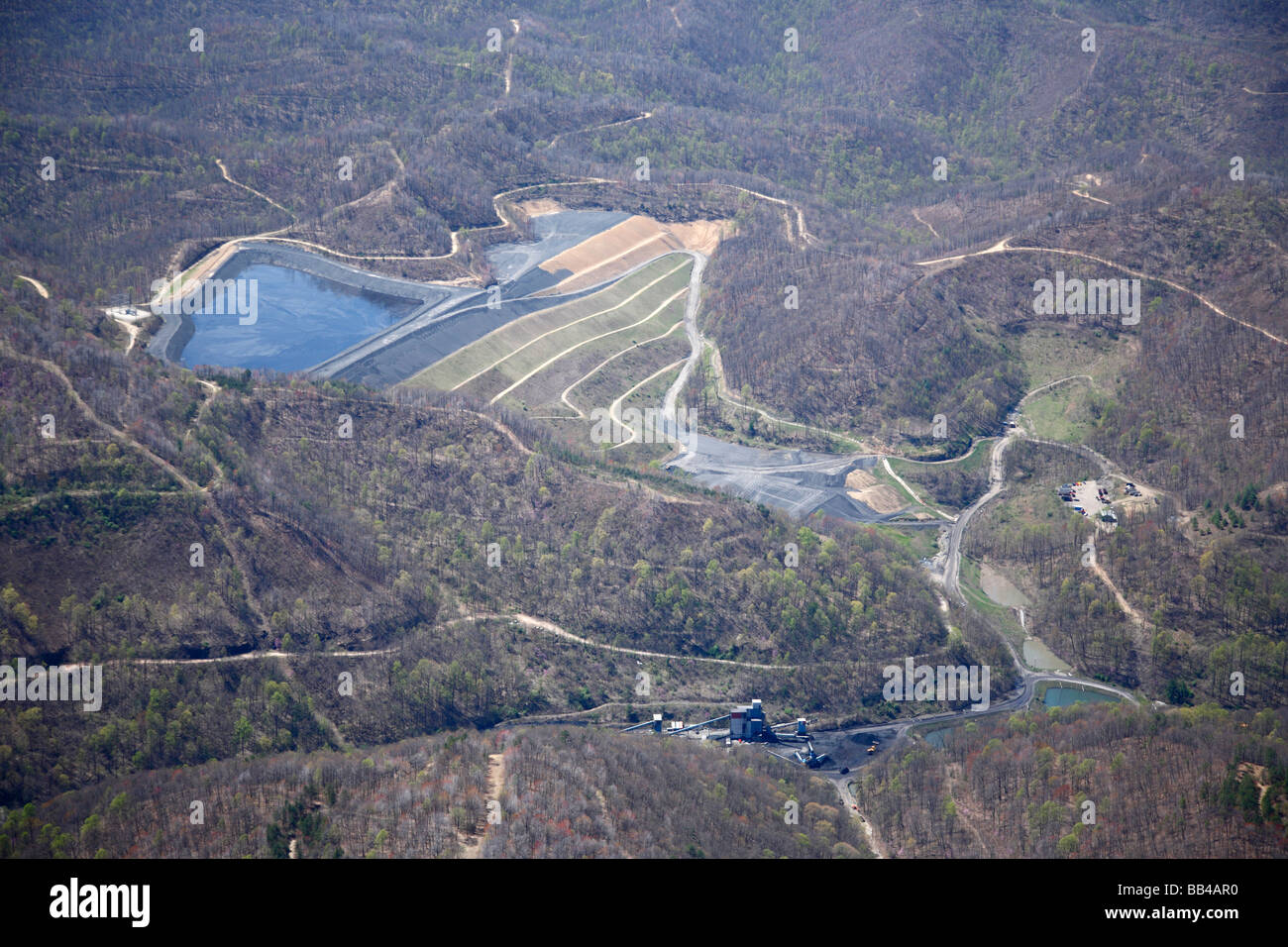 Vista aérea de la cima la extracción minera de carbón en West Virginia Foto de stock