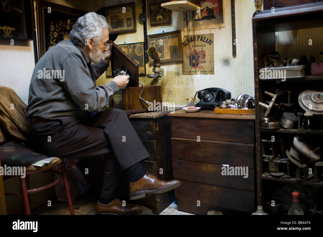 Taller de reparación de tocadiscos en Estambul, Turquía Fotografía de stock  - Alamy