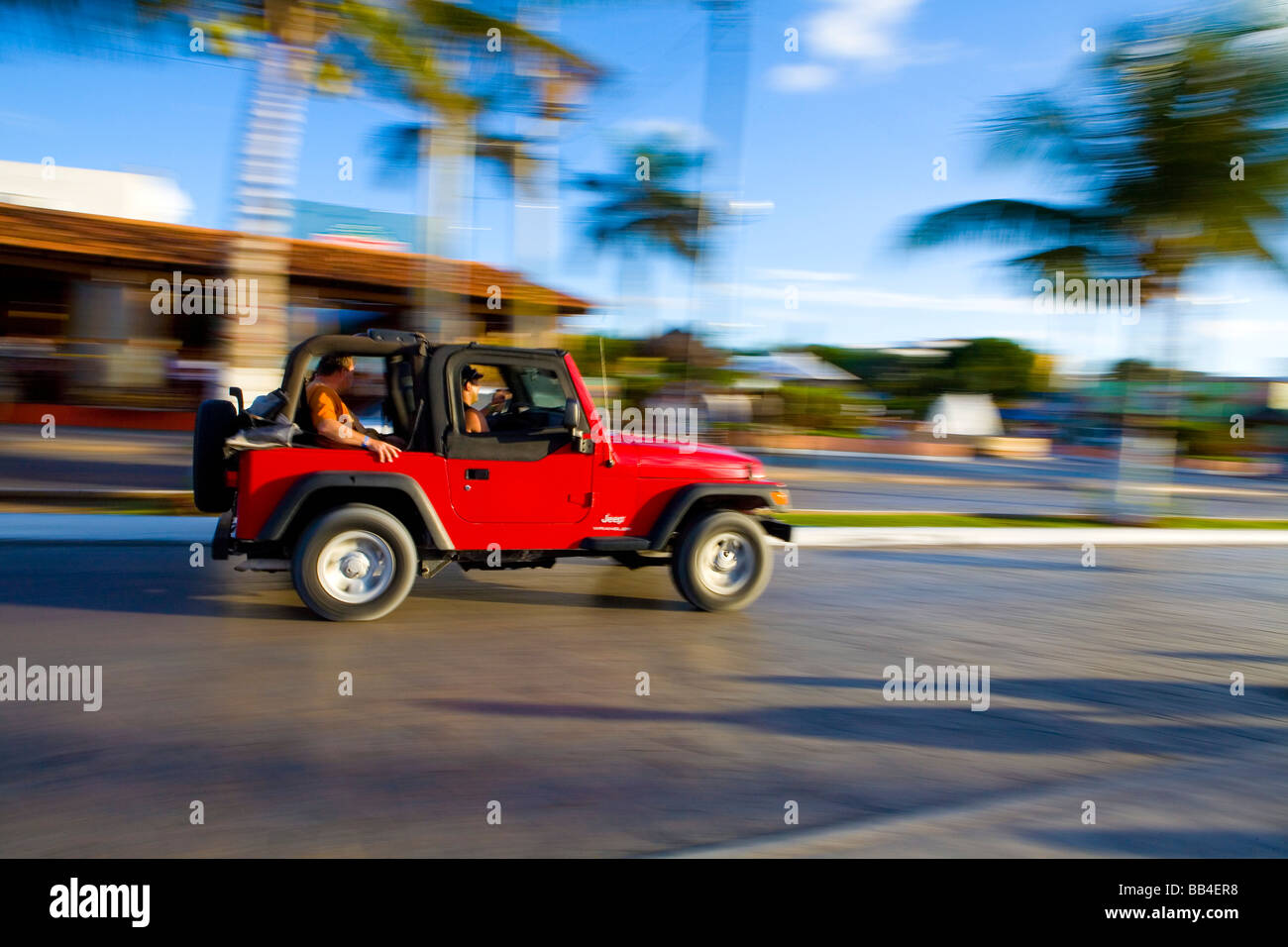 Un jeep rojo utilizado como coche de alquiler en la isla de Cozumel México  Fotografía de stock - Alamy
