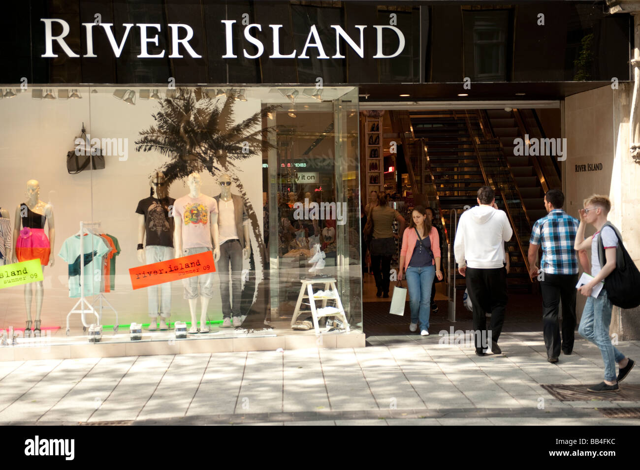 River Island tienda de ropa el centro de la ciudad de Cardiff Gales UK Foto de stock