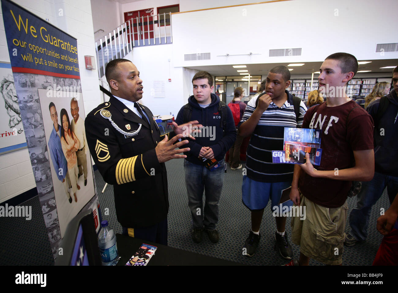 Un reclutador de la Guardia Costera estadounidense conversaciones con estudiantes de escuela secundaria en Connecticut sobre opciones de carrera militar. Foto de stock