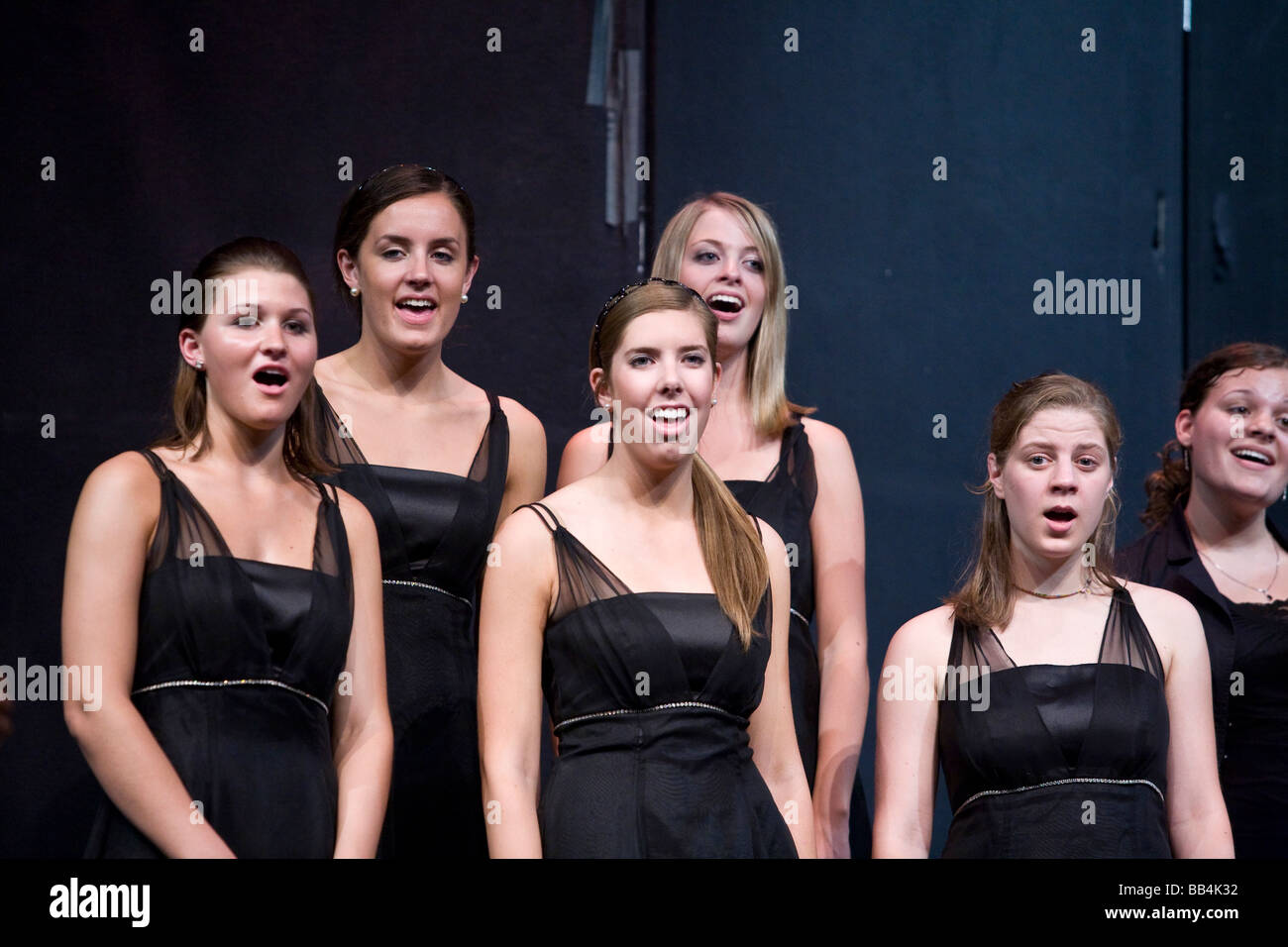 Un coro de niñas adolescentes cantando en sus vestidos formales Fotografía  de stock - Alamy