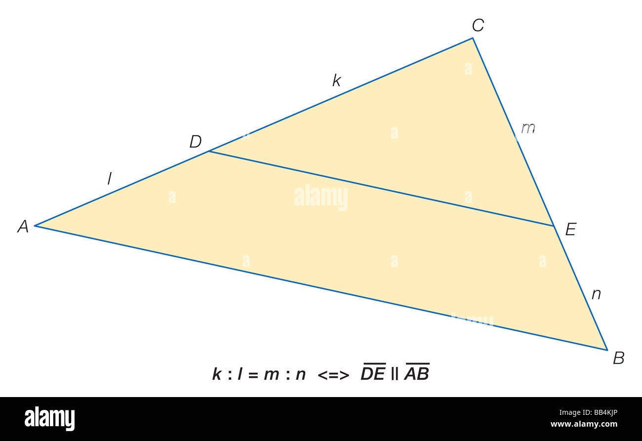 Una demostración del teorema fundamental de semejanza, Demostrando que triángulos pequeños y grandes son similares. Foto de stock